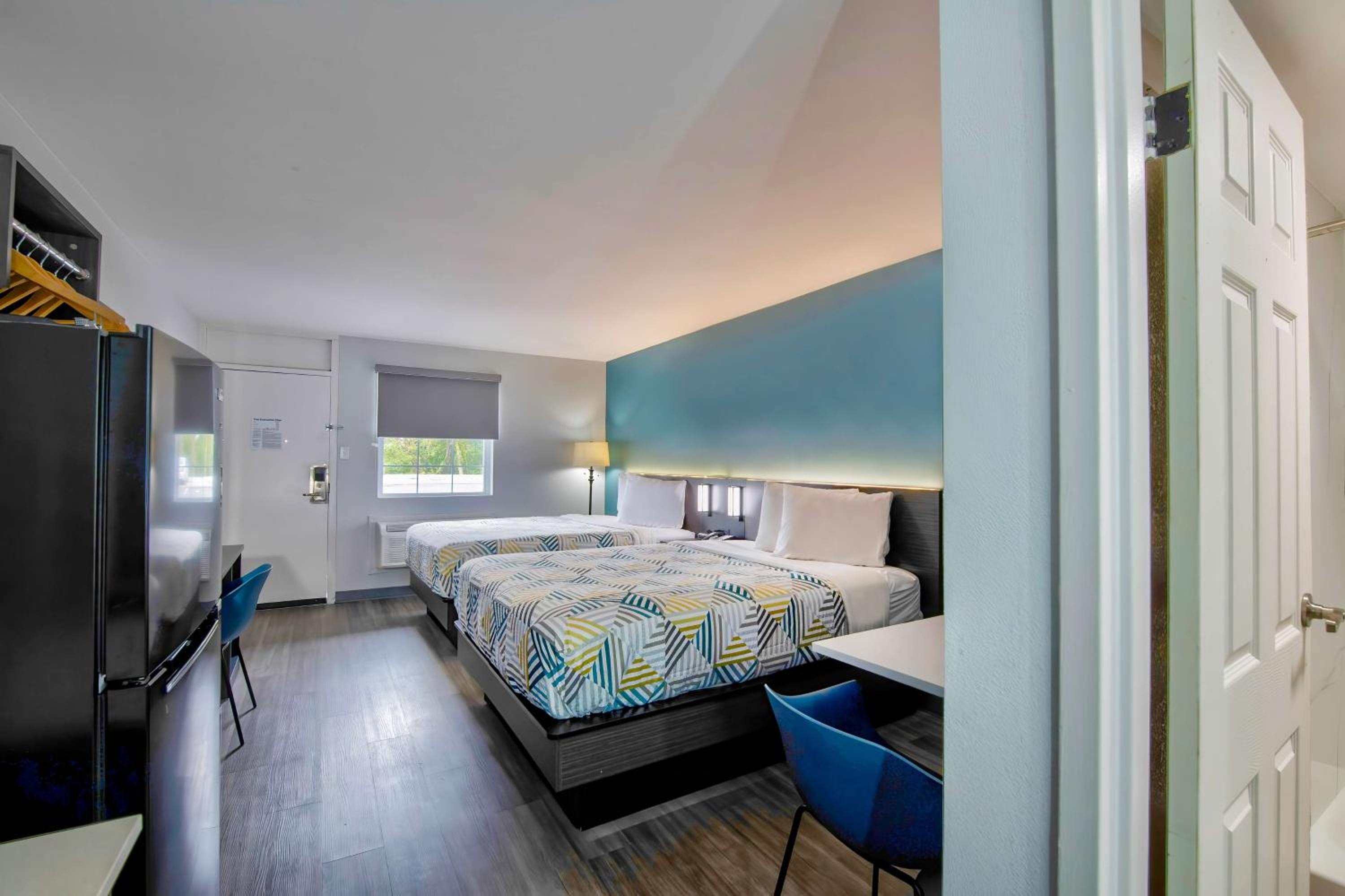 2 Queen Beds - Non-Smoking, Micfridge