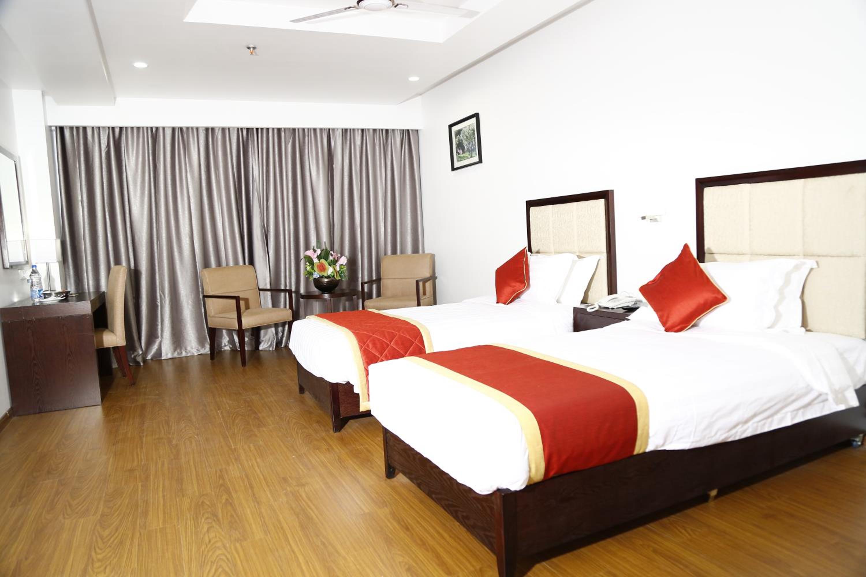 غرفة ديلوكس، Triguna Clarks Inn Kurnool 2/2