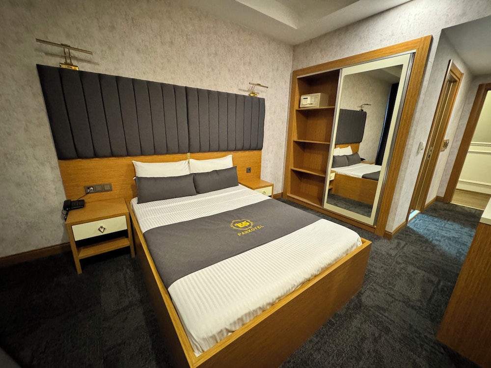 STANDARD, DOUBLE BED, CITY VIEW