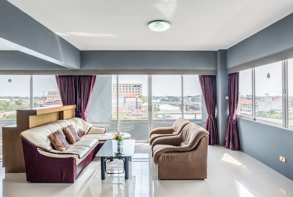 Ayothaya Riverside Hotel 32/51