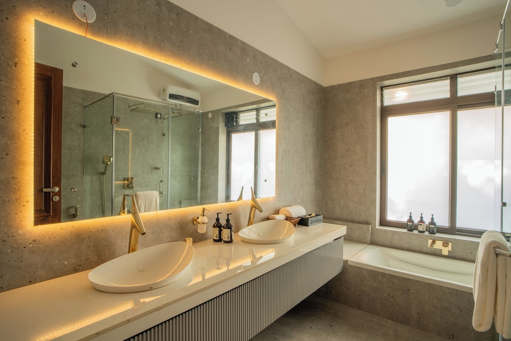 ELIVAAS Villa Paraiso 4 BHK with Pool and Bar 31/35