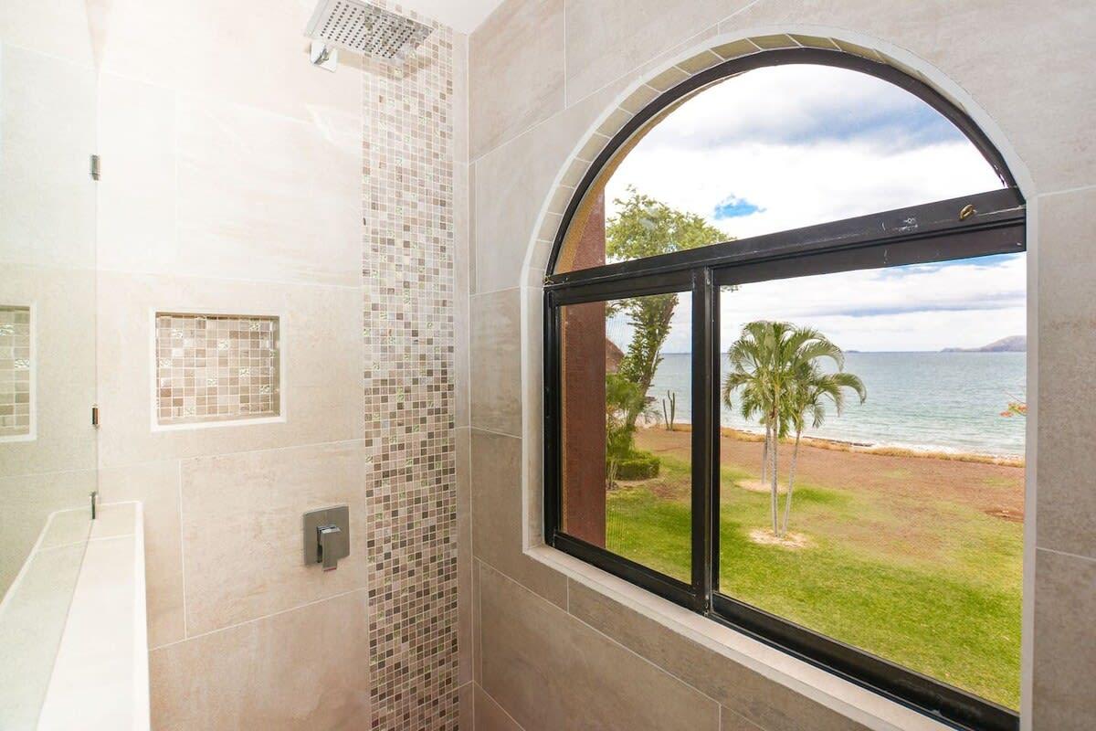 Spectacular - Spacious unit in Flamingo in front of the beach 11/34