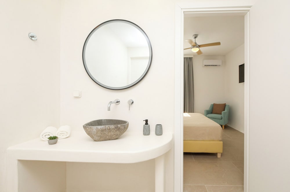 Naxos Palace 7/49