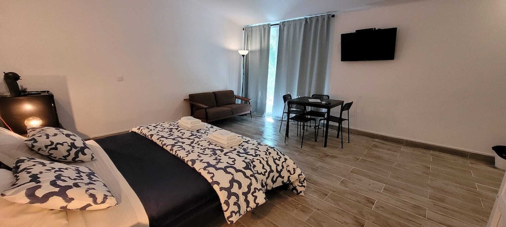 F3 Hostels 10/50