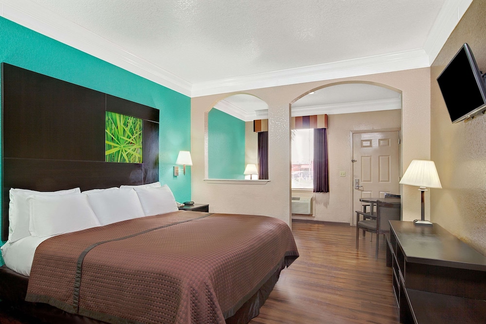 Super 8 by Wyndham Galveston 20/37