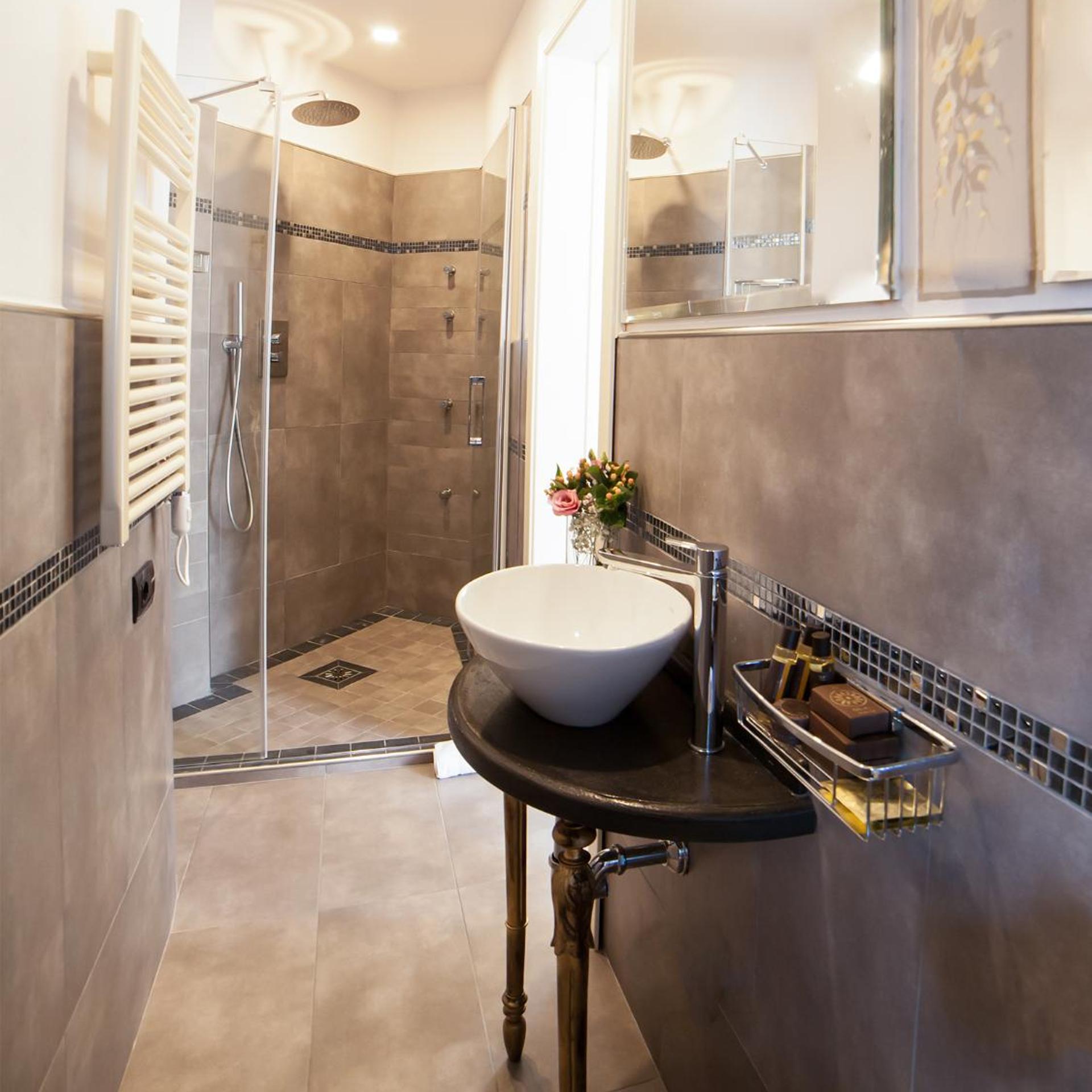 جناح جونيور، Hotel Sant'andrea 7/8