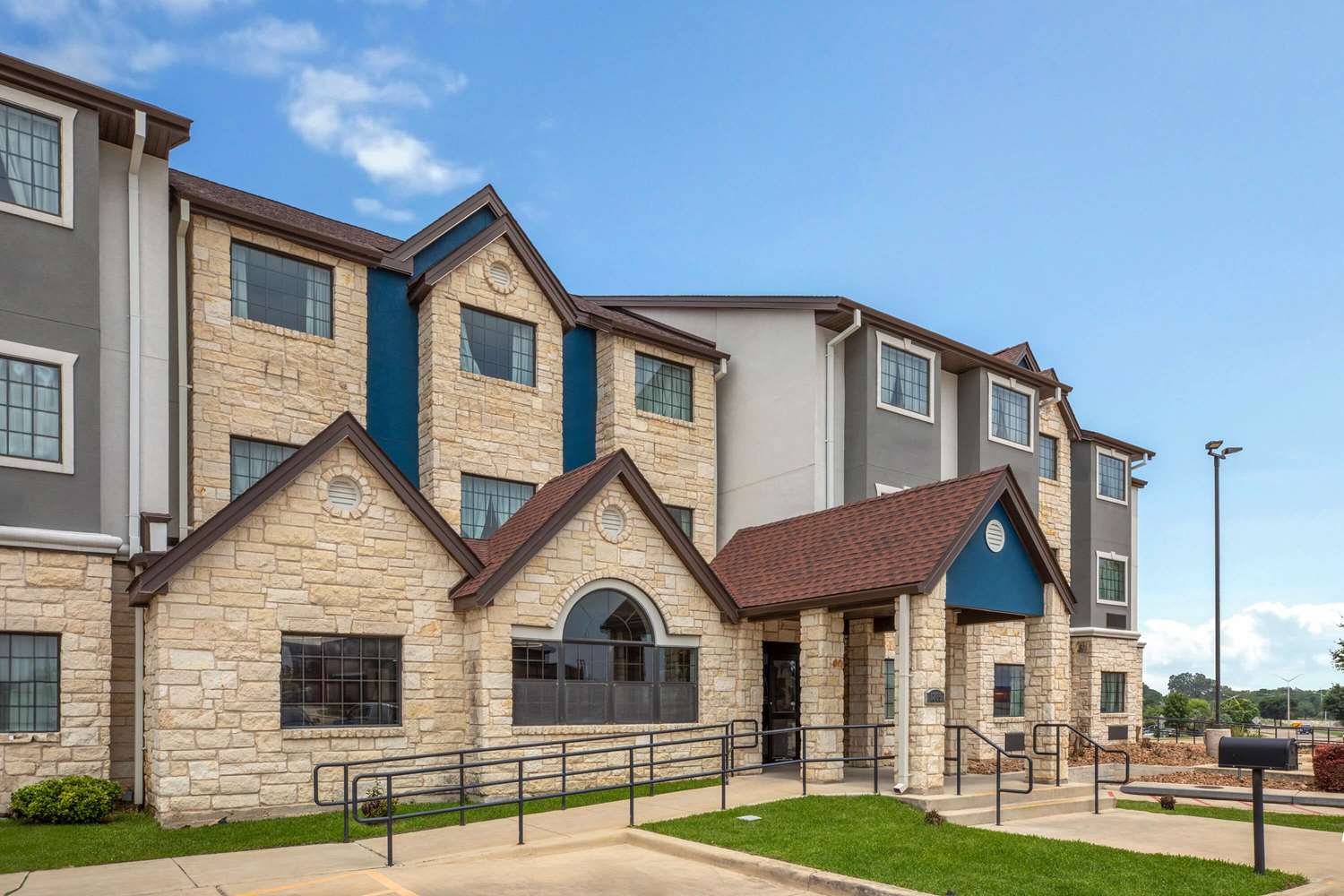 Microtel Inn and Suites By Wyndham Buda 2/40