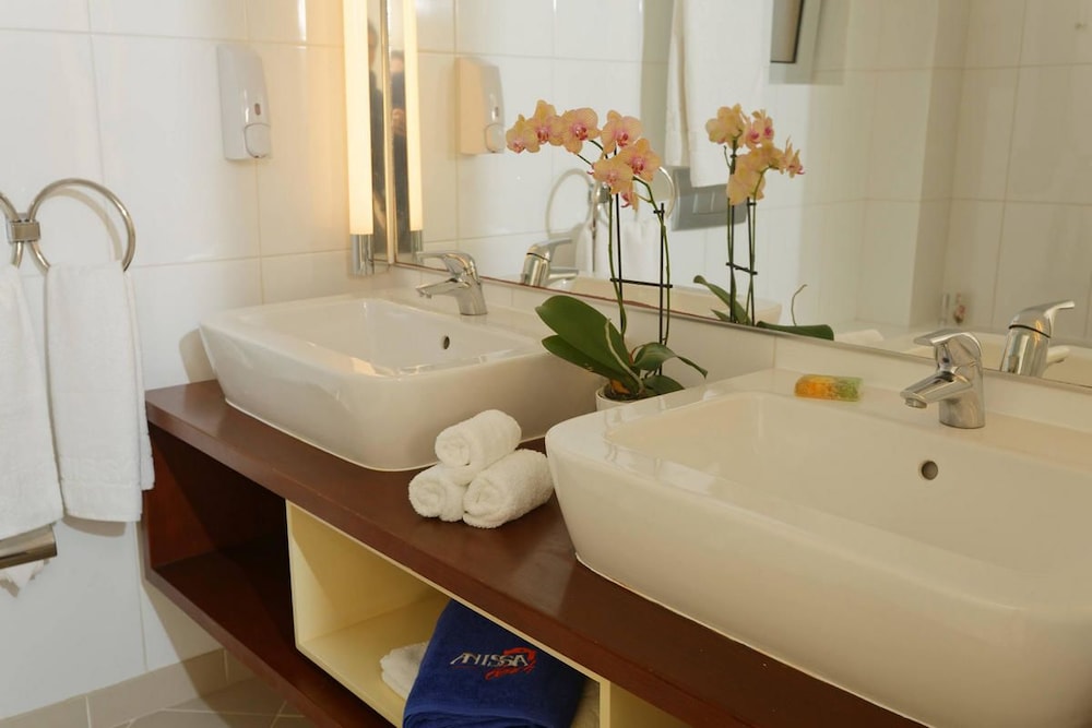 Anissa Beach and Village Hotel 27/80
