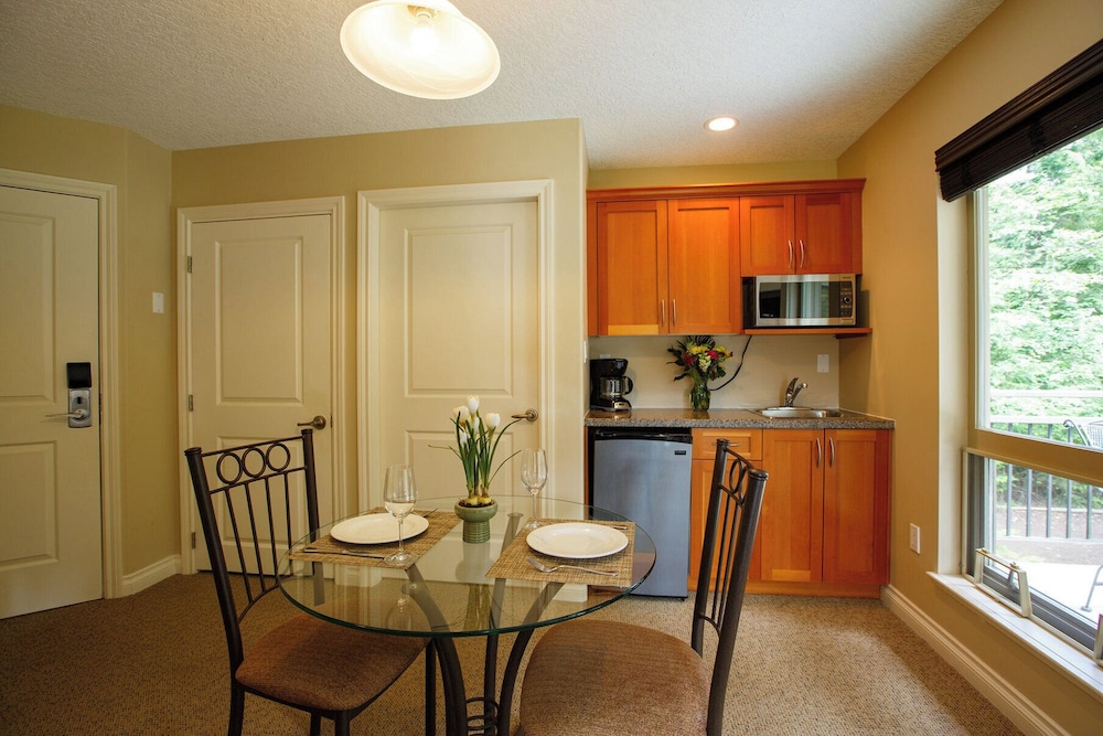 Sunrise Ridge Waterfront Resort 64/82