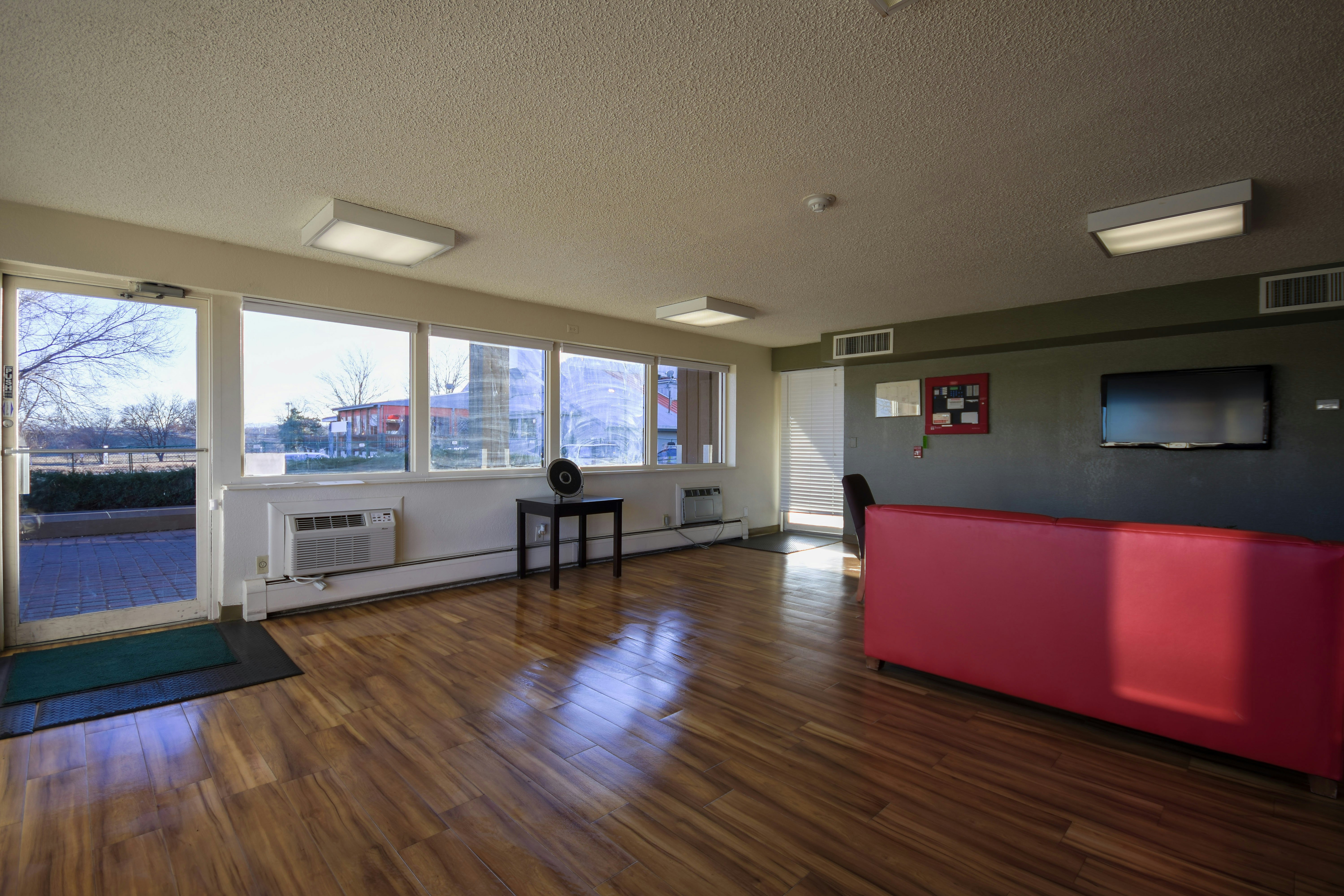 HomeTowne Studios by Red Roof Denver - Lakewood West 24/42