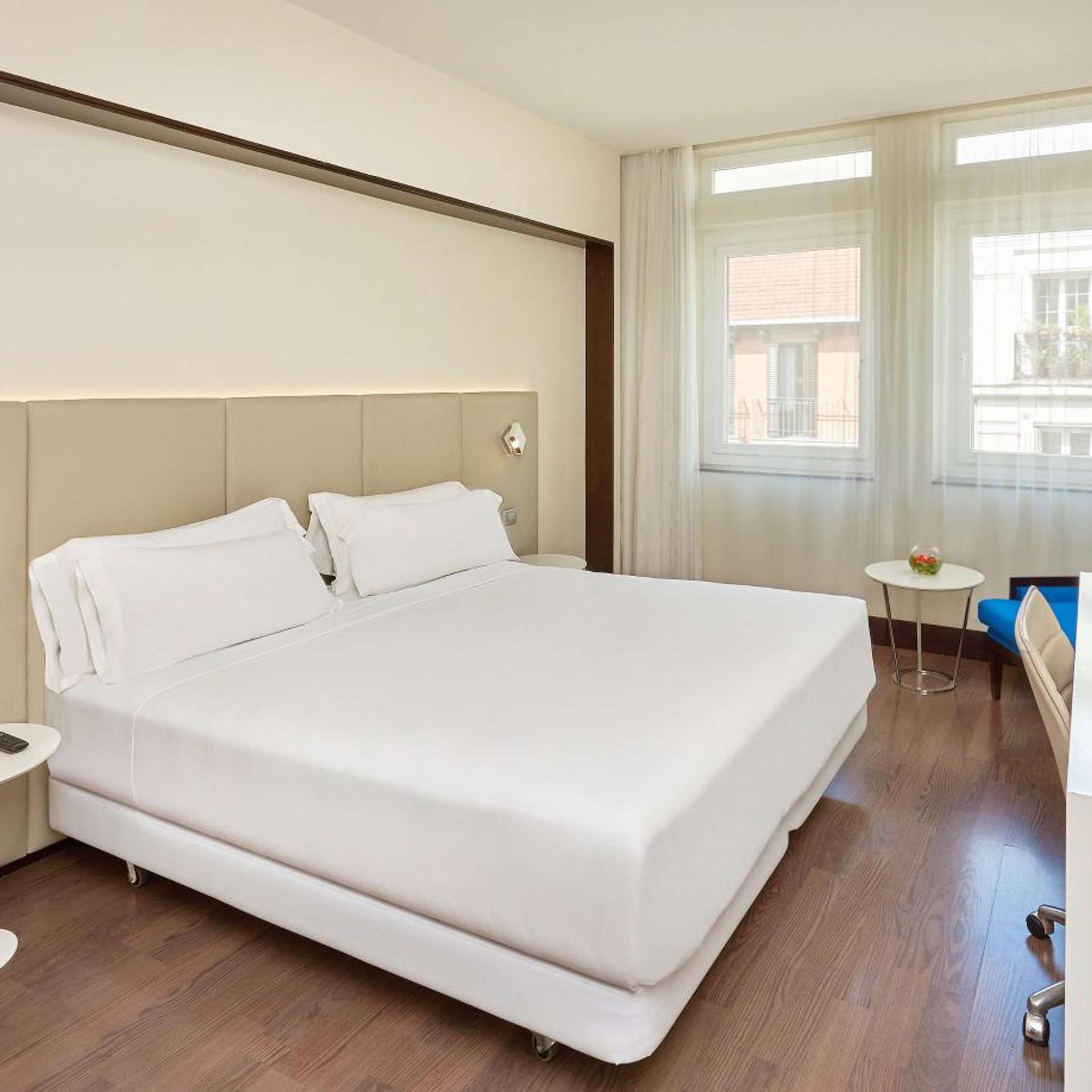 Standard, Double or Twin Bed, with View