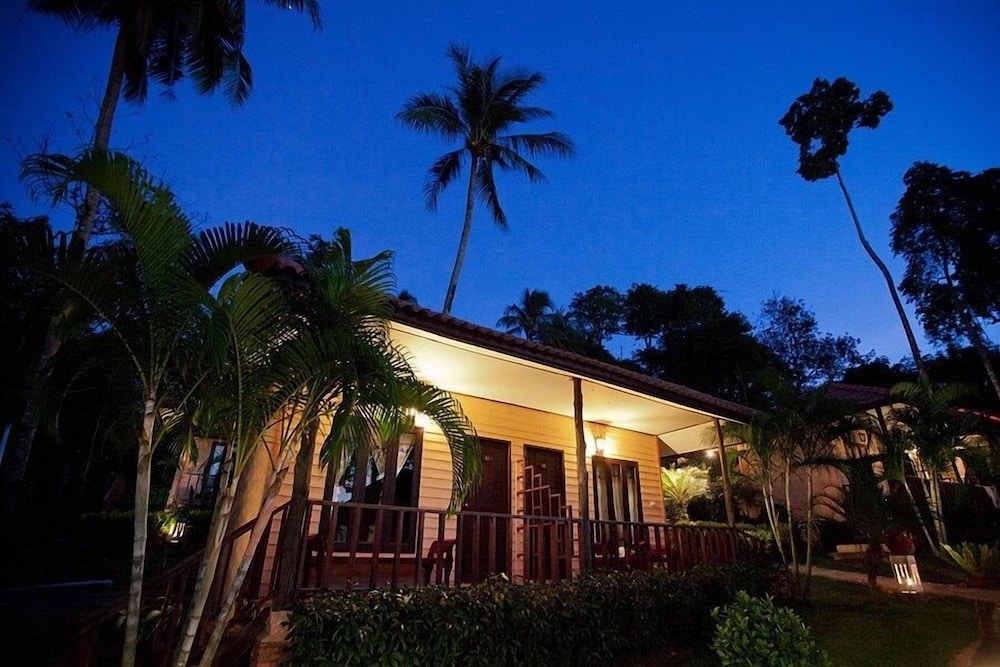 Paradise Bungalows 6/47