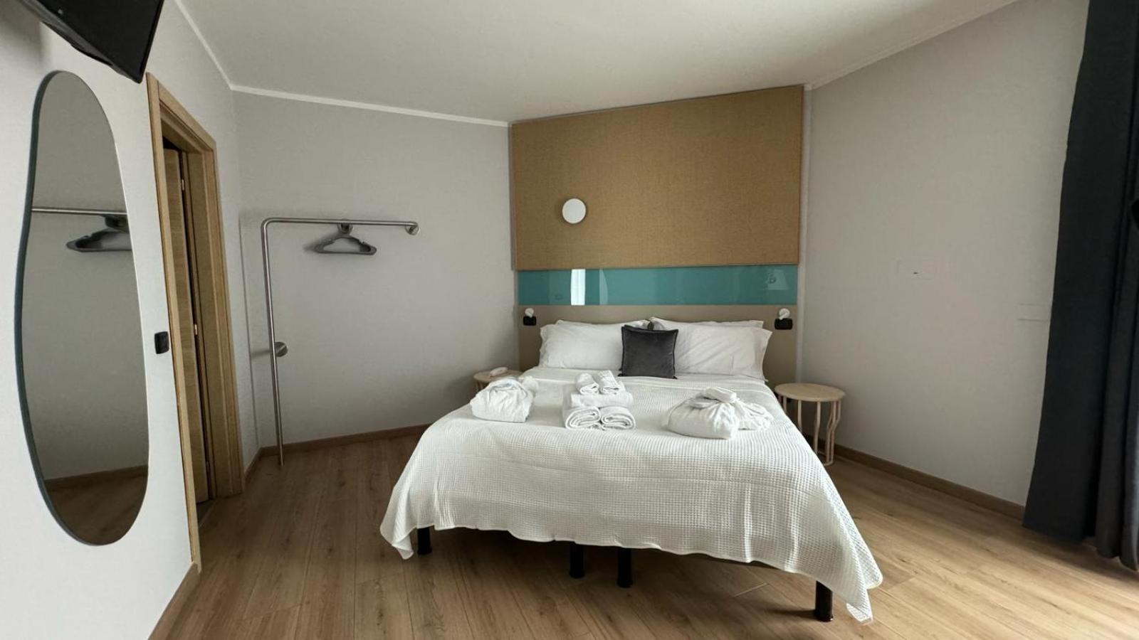 Comfort, Double Bed, Partial Lake View