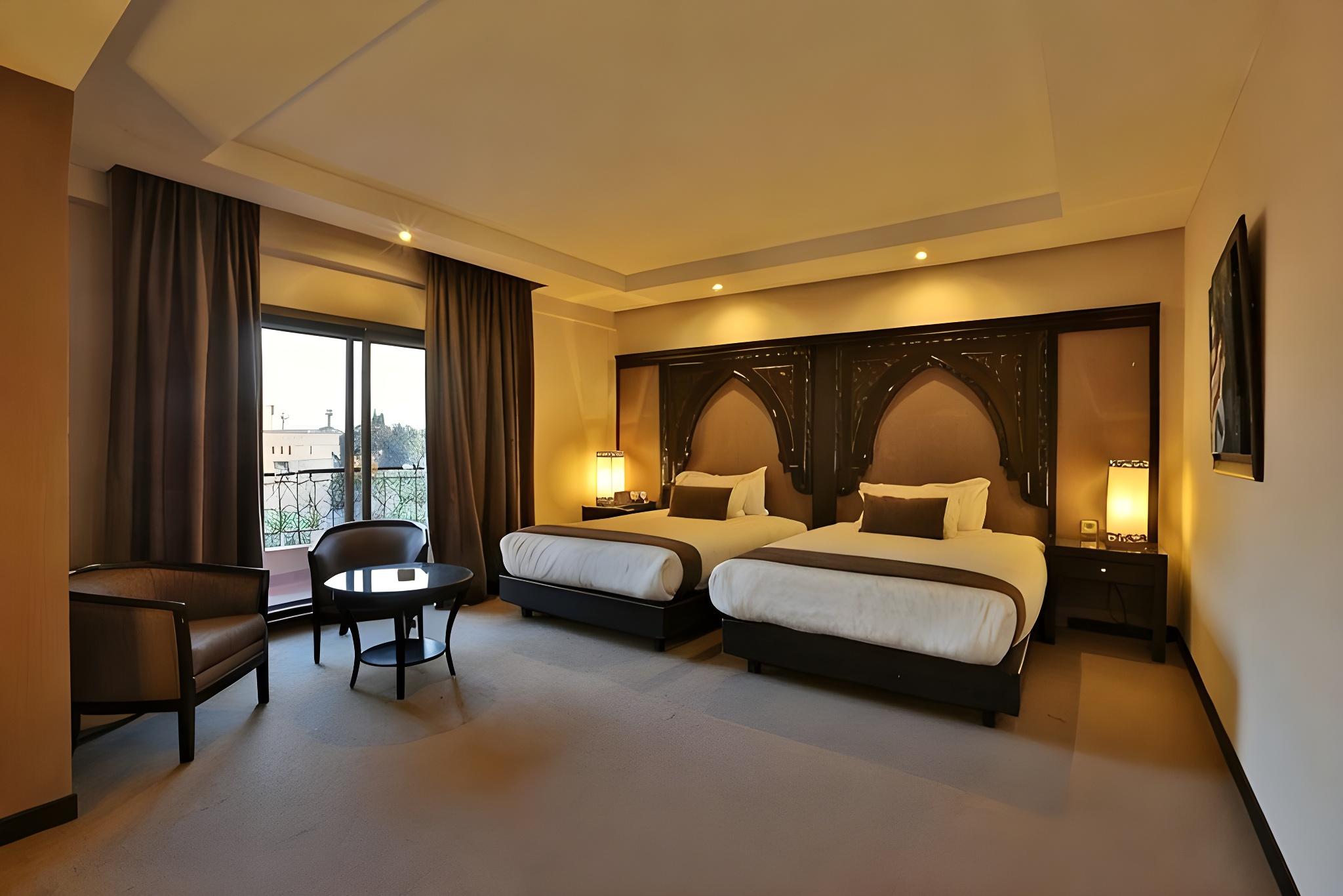 Deluxe, Twin Beds, Theater View