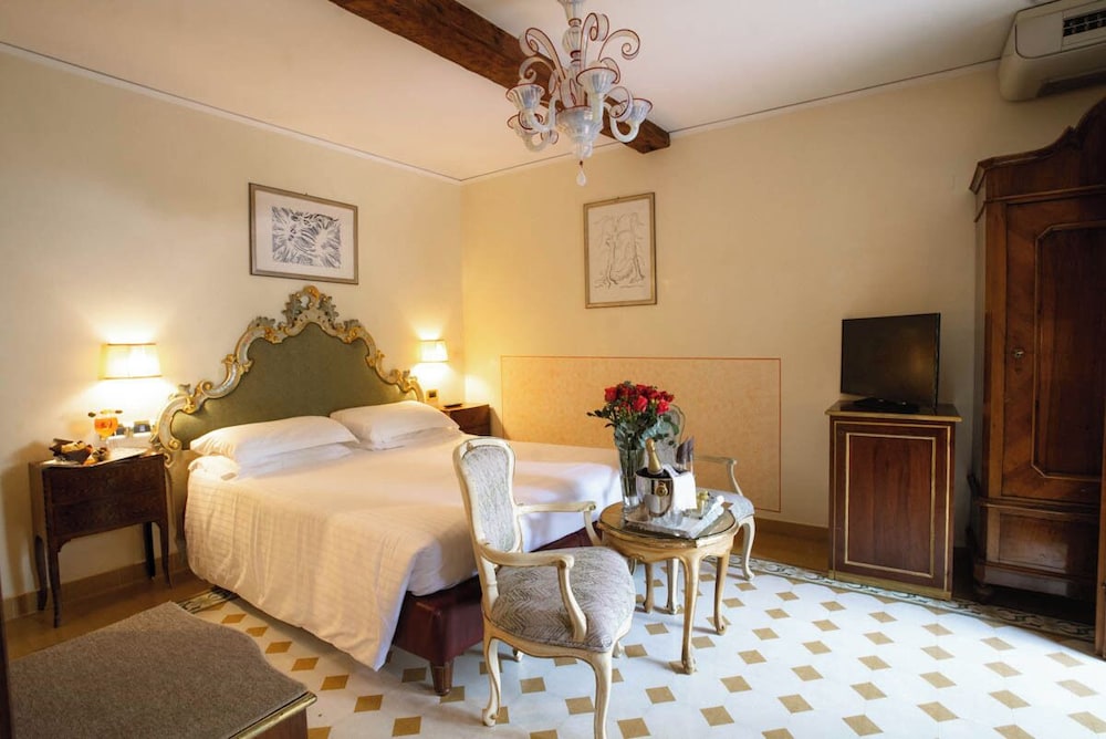 ROOM, QUADRUPLE