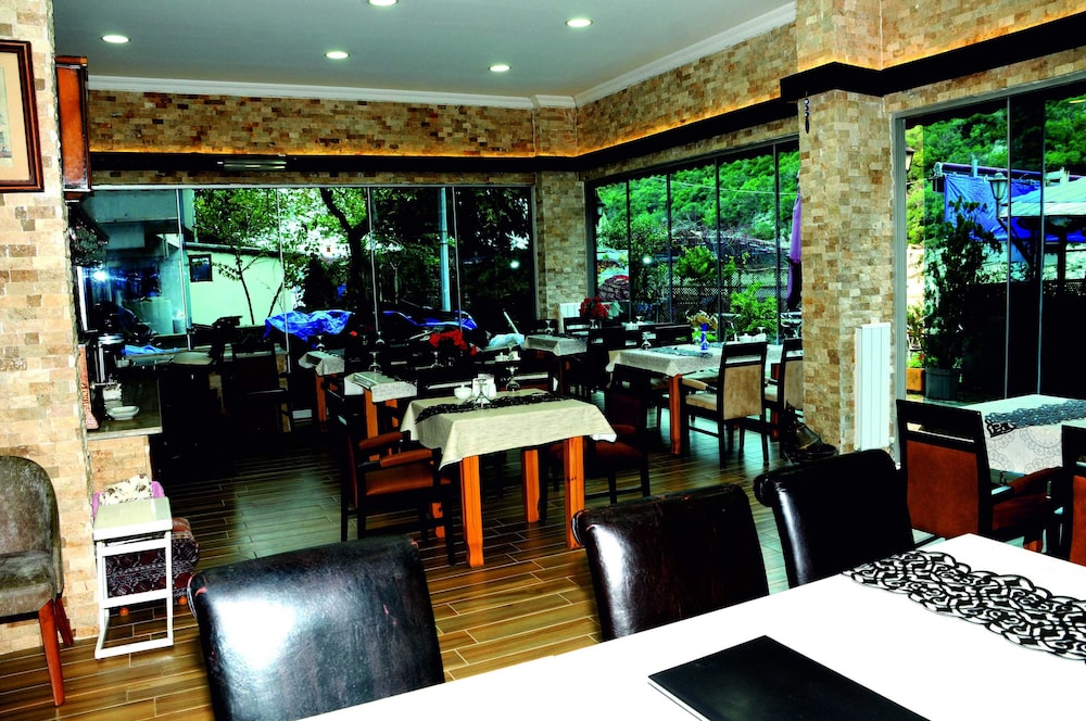 Hill River Hotel 30/44