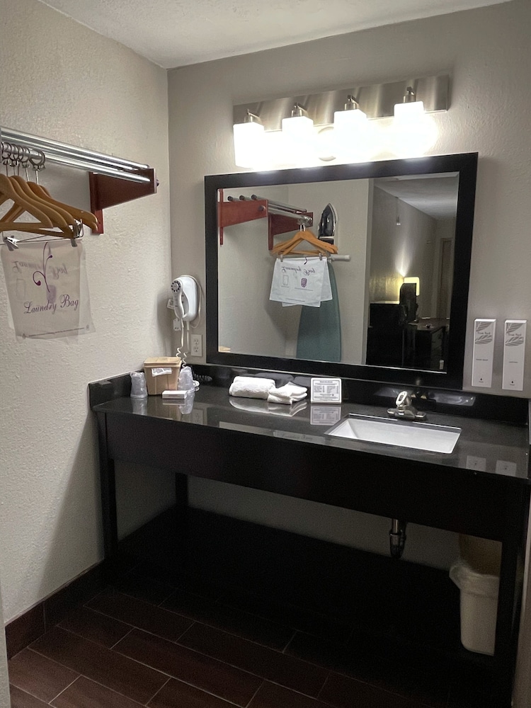 Econo Lodge Childress, TX 6/51