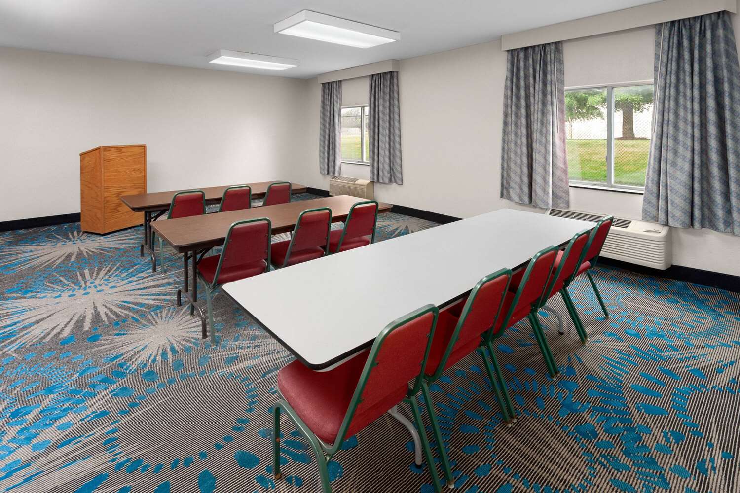 Days Inn & Suites by Wyndham Morris/I-80 14/18