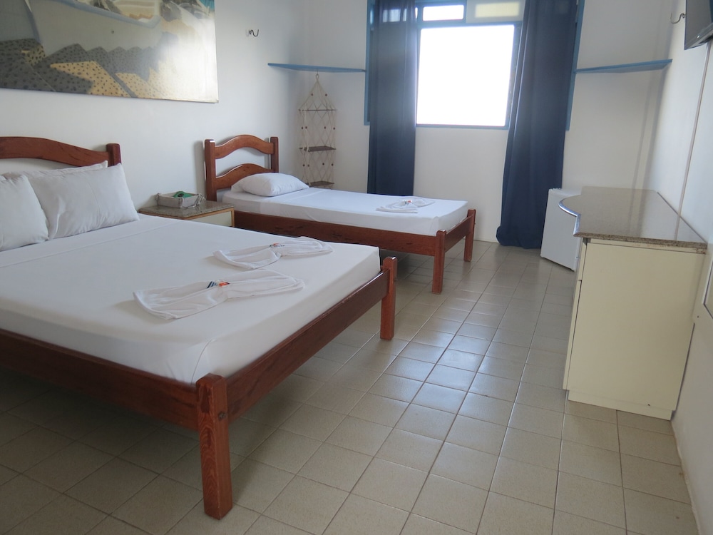 Master, Suite, Triple, 1 Double and 1 Single Bed، La Suite Praia 3/10