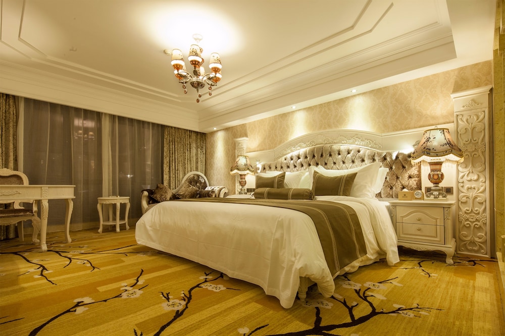 DELUXE, KING BED