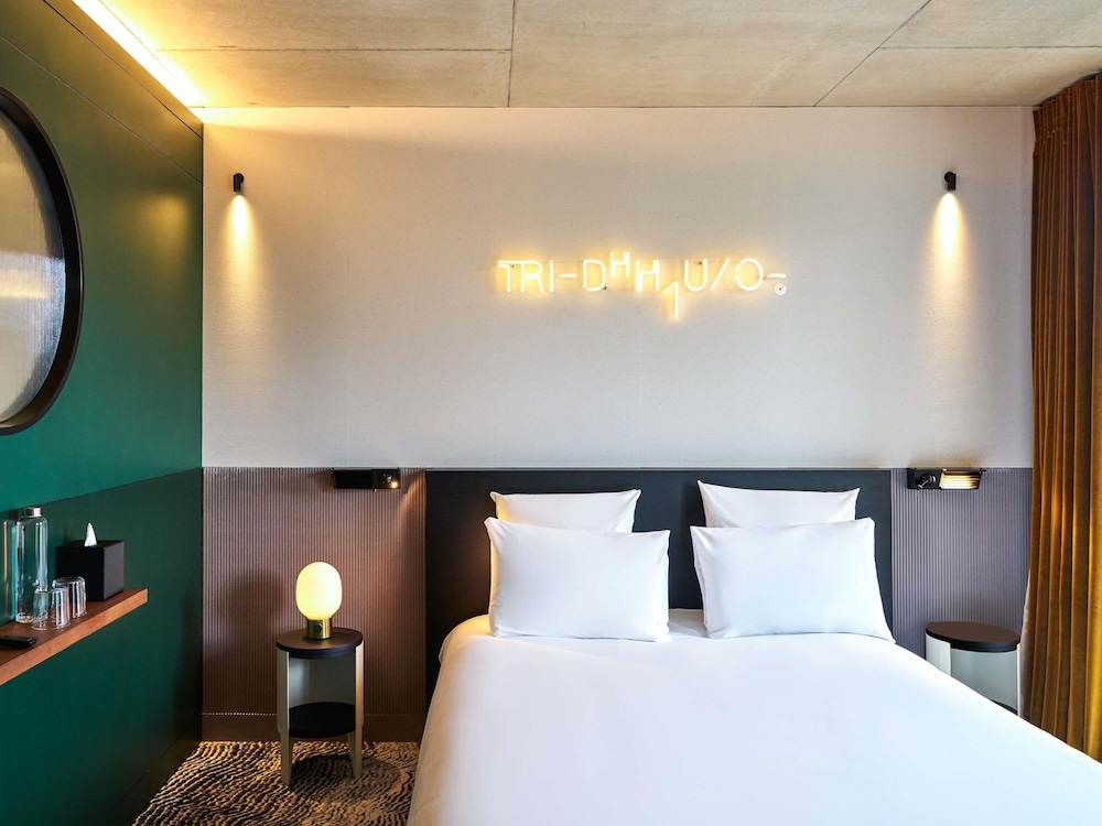 TRIBE Paris Clichy 18/54