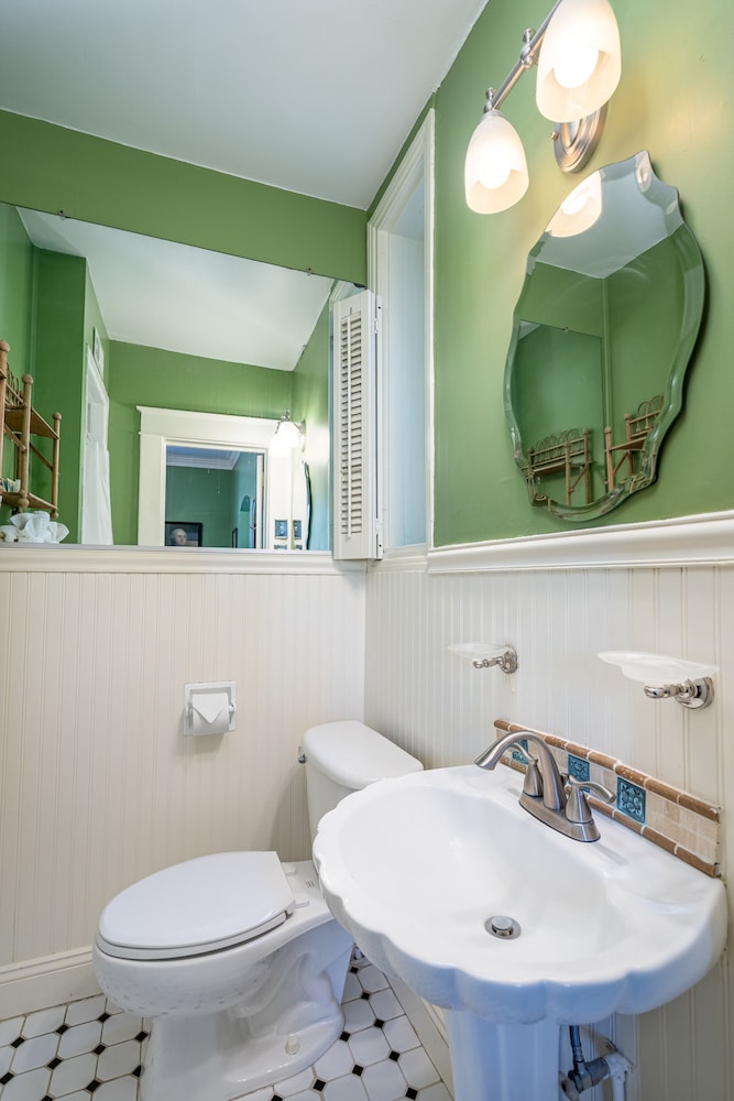 Cedars of Williamsburg Bed & Breakfast 43/50