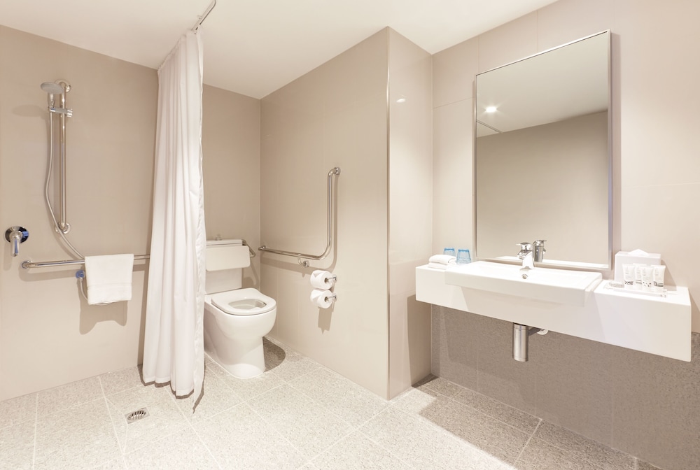 HOLIDAY INN EXPRESS ADELAIDE CITY CENTRE 11/63