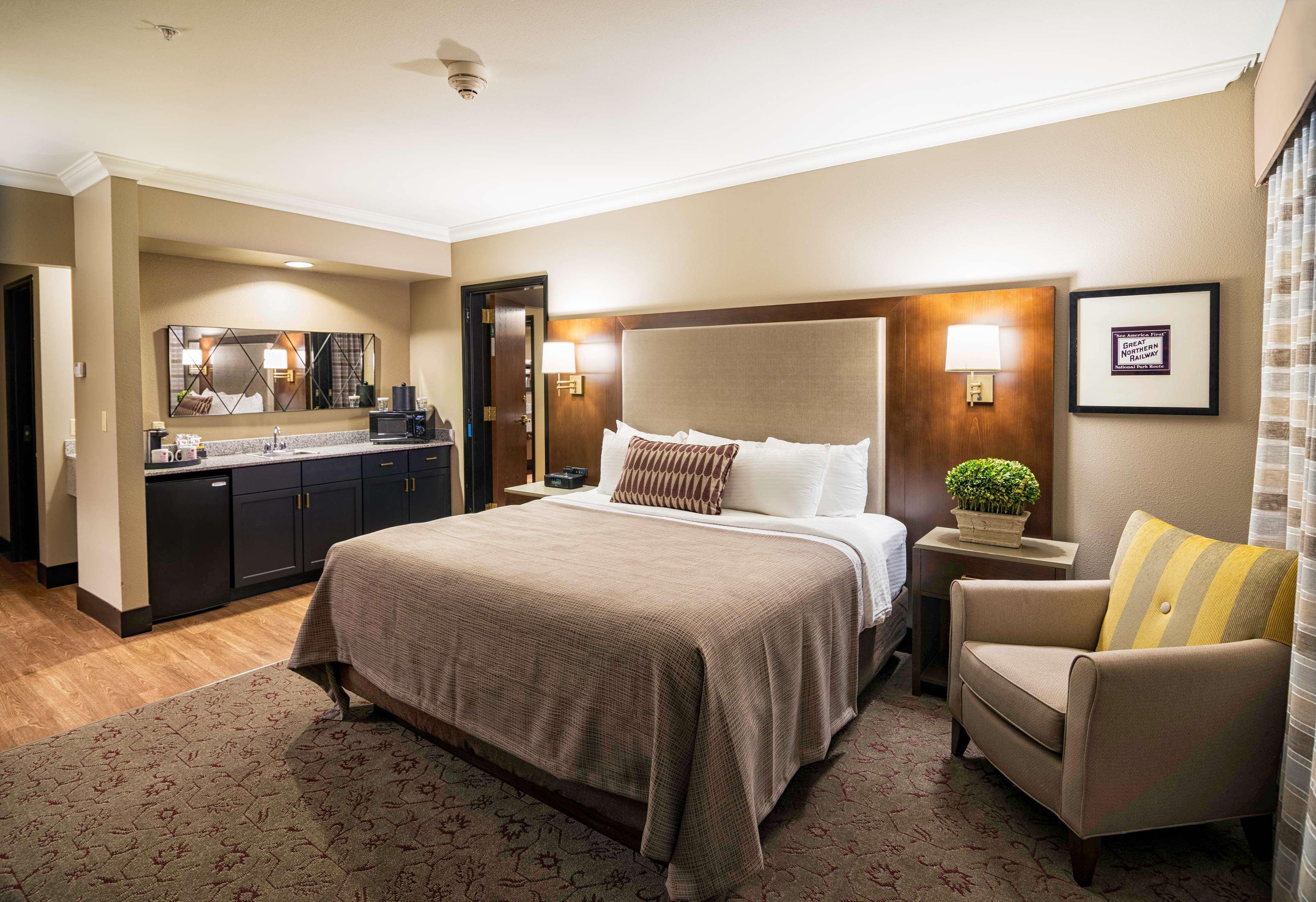 1 Bedroom, 2 Rooms, Suite, King Bed, 3 Beds, 2 Queen Beds, 2 Bathrooms