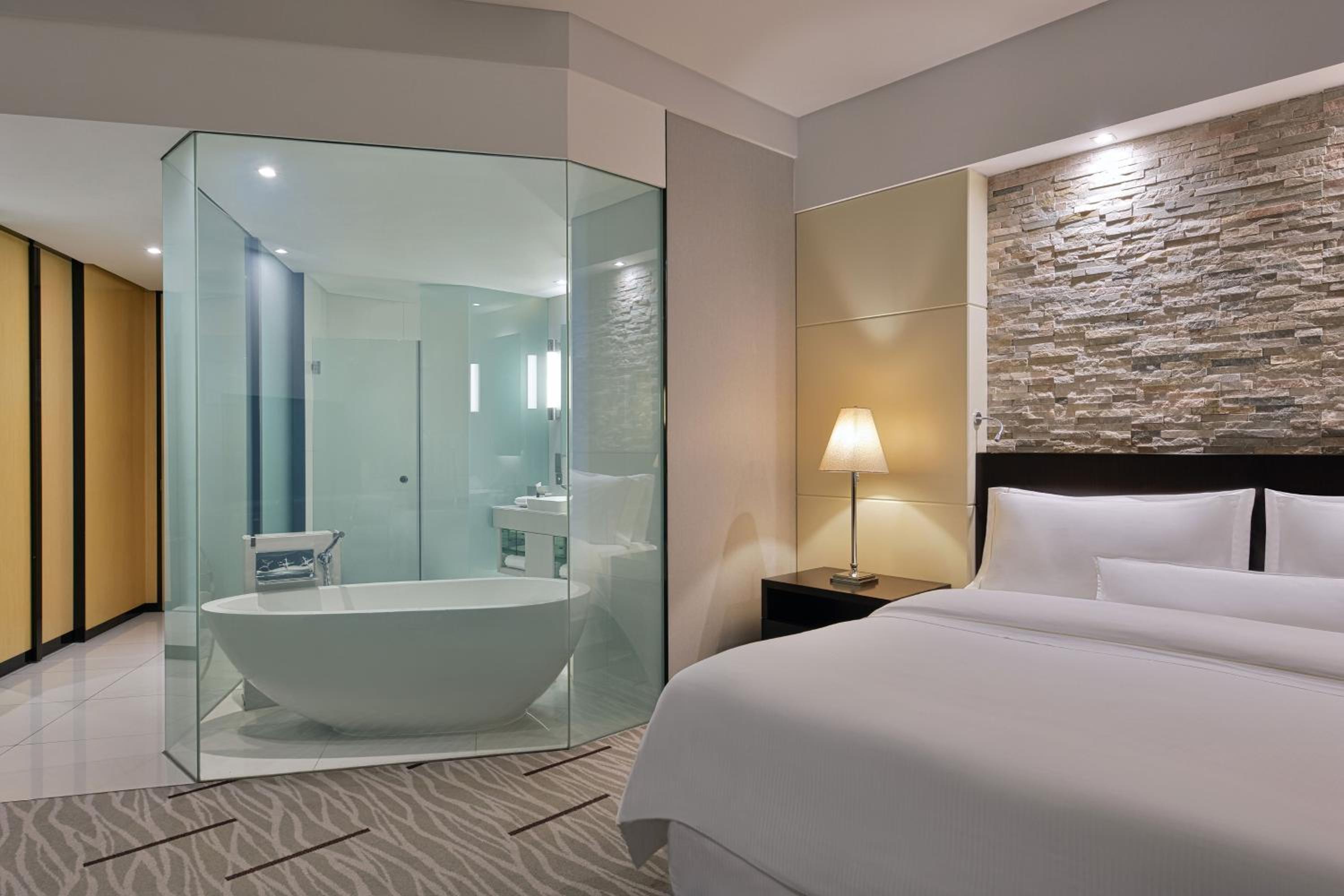 غرفة تنفيذية بسرير كينج مع دخول صالة النادي، The Westin Hotel Bahrain City Centre 3/4