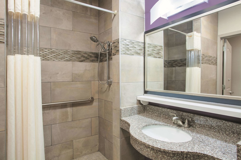 La Quinta Inn & Suites by Wyndham Fort Walton Beach 24/24