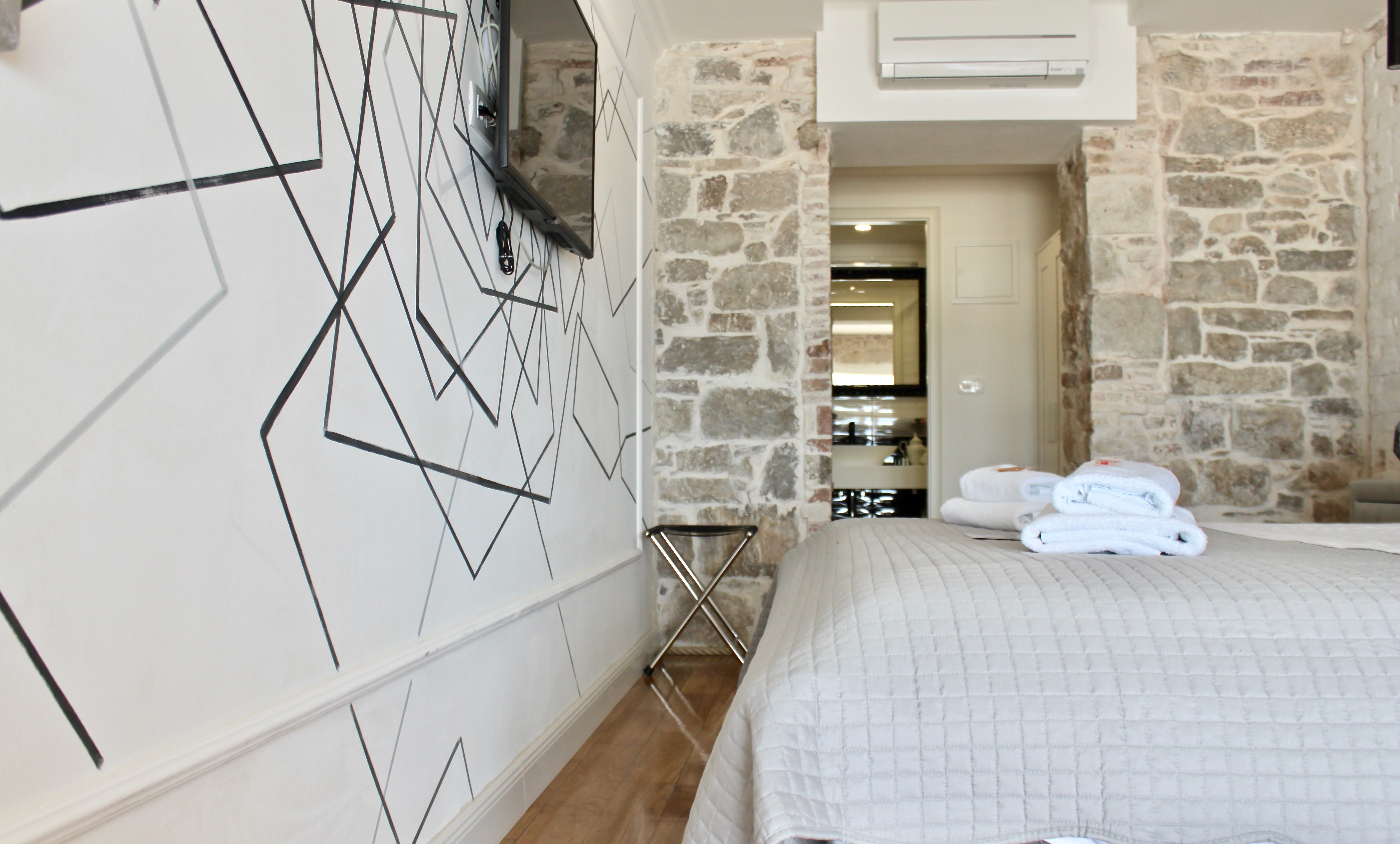 Deluxe, Double Bed, Beach Front، Galeria Valeria Seaside Downtown - MAG Quaint & Elegant Boutique Hotels 2/9