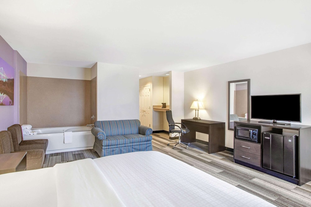 La Quinta Inn Suites Springfield Airport Plaza 29/61
