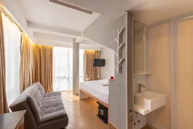 Suite, Queen Bed, Sofa