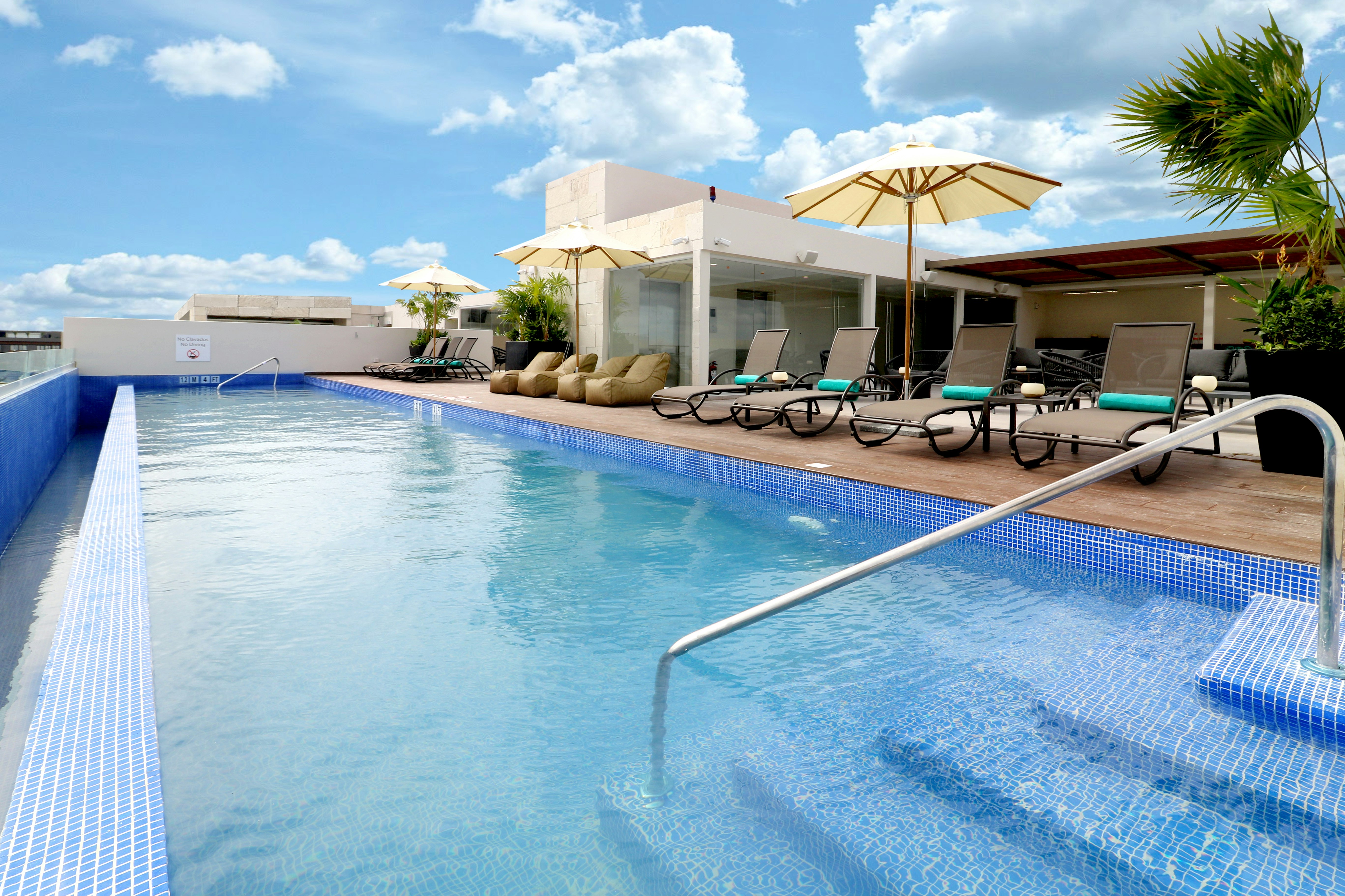 Holiday Inn Express And Suites Playa Del Carmen 35/74
