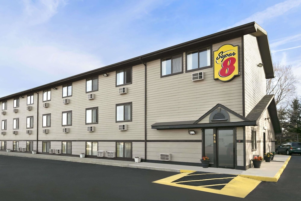 Super 8 By Wyndham Kalamazoo 8/12