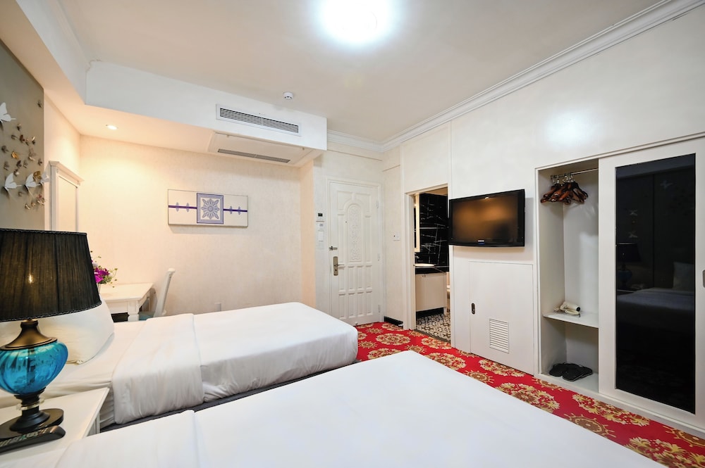 DELUXE, TWIN BEDS, NO WINDOW