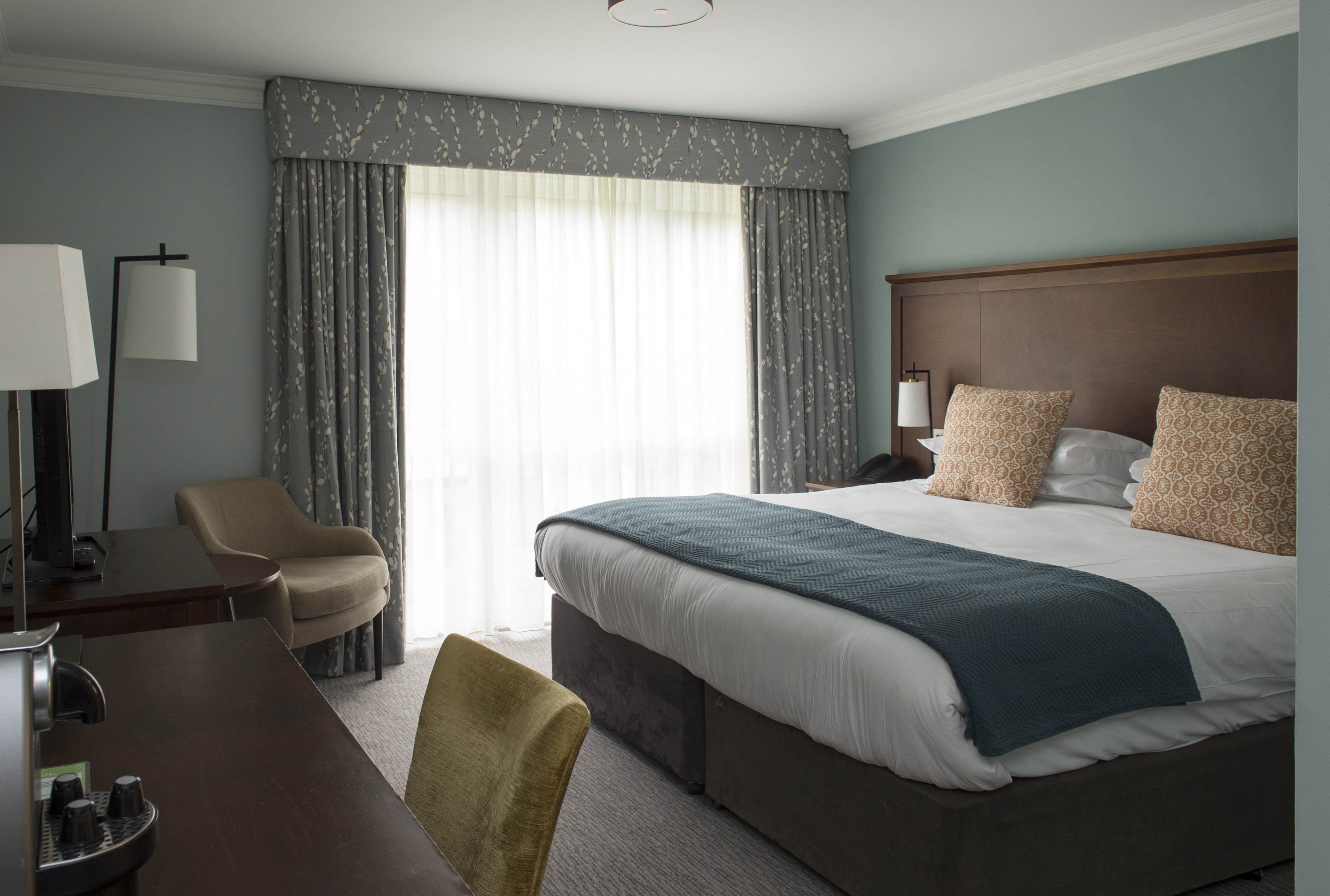 Bush Hotel Farnham 16/50