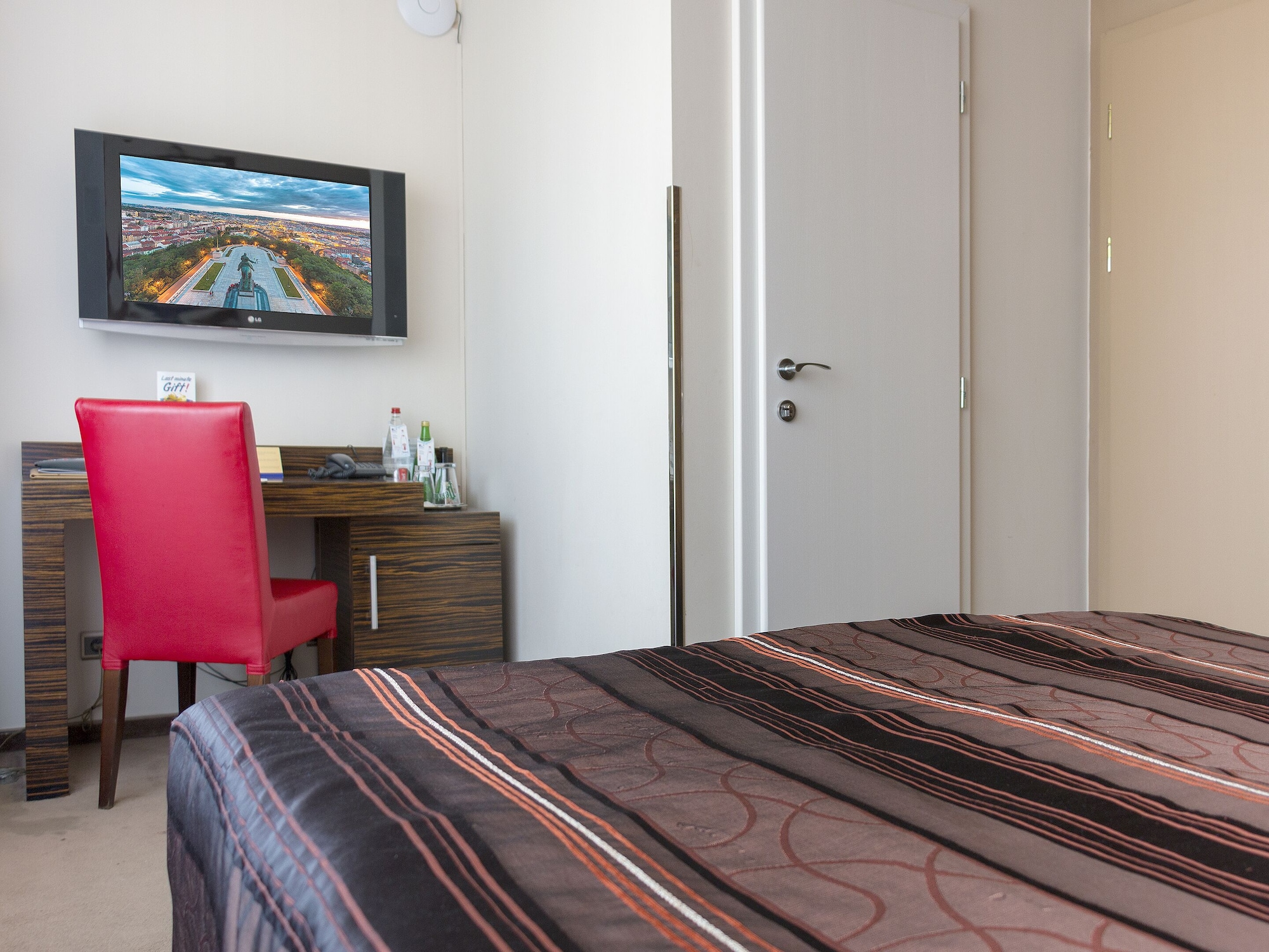 ROOM, DOUBLE OR TWIN BED