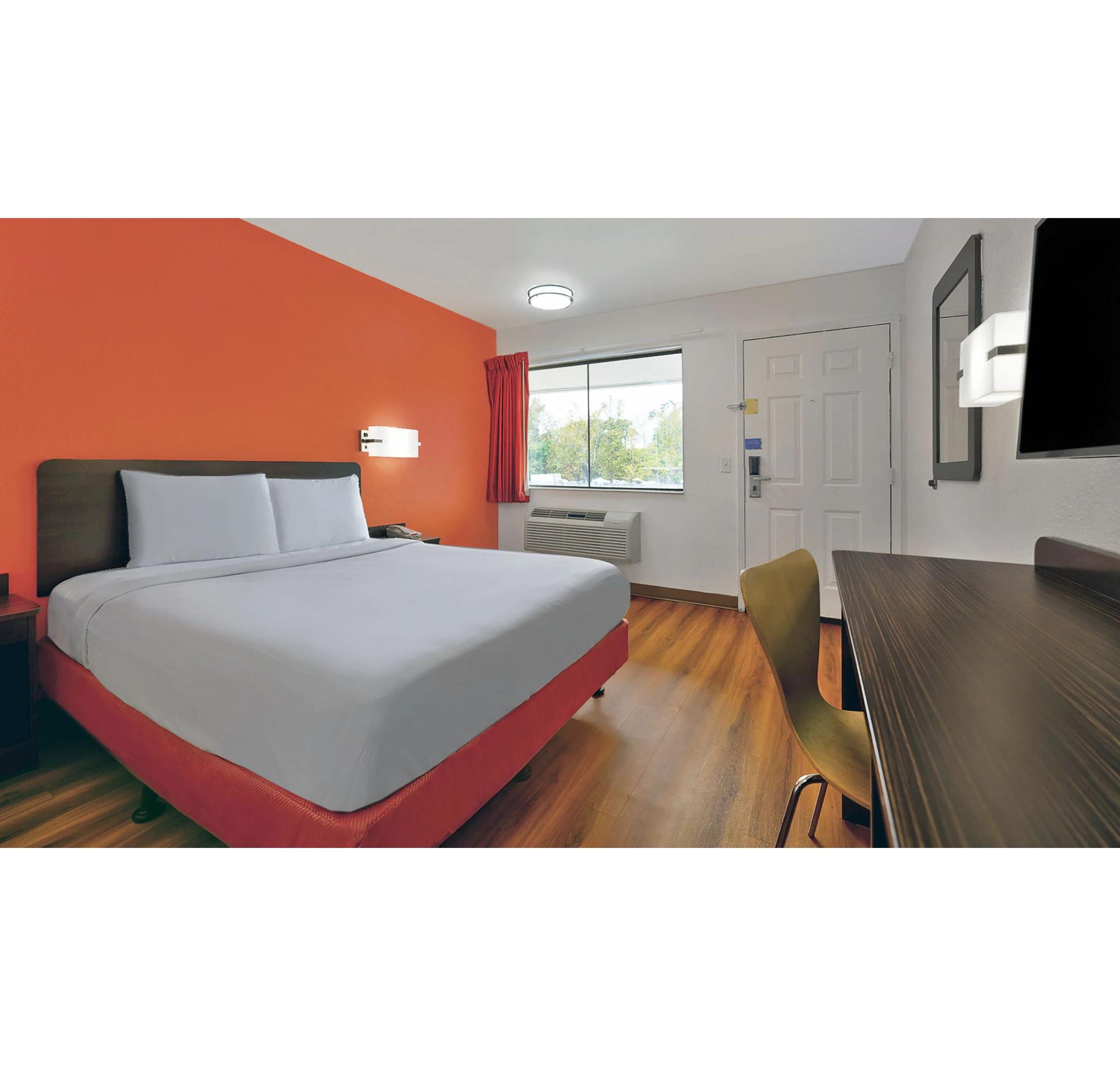 1 Queen Bed - Micfridge، Motel6 Columbus, GA 2/4
