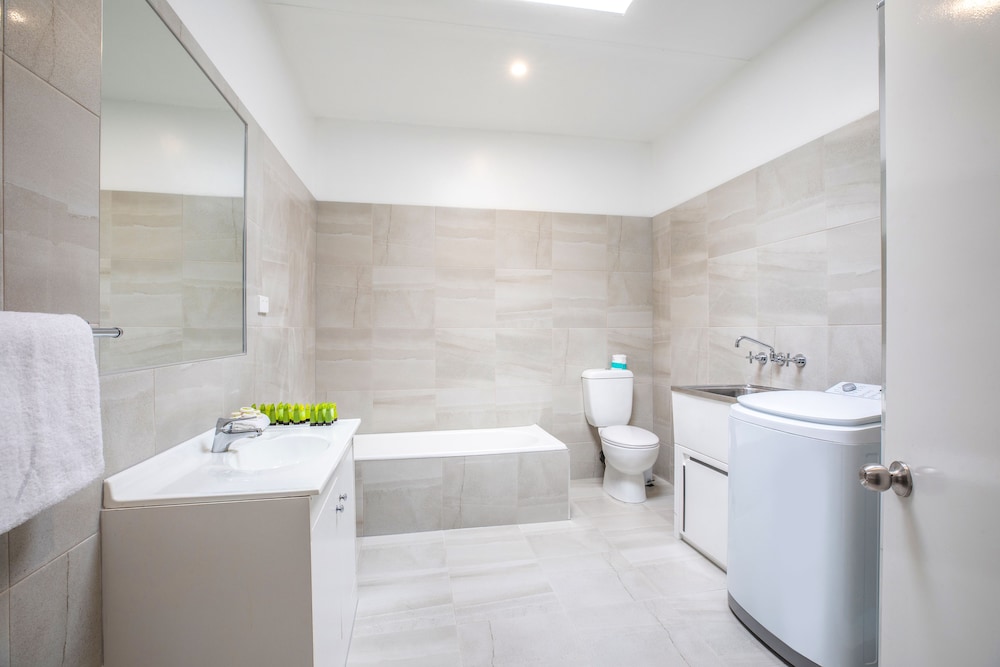 Nightcap at Coolaroo Hotel 11/52