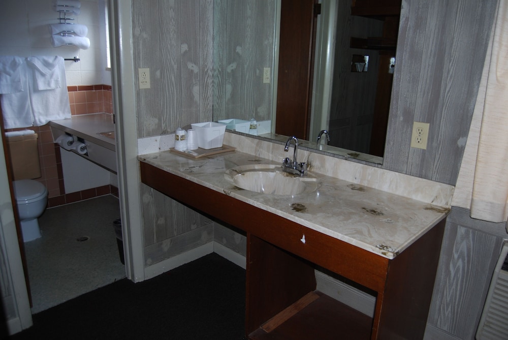 Budget Host 254 Inn Loveland 21/28