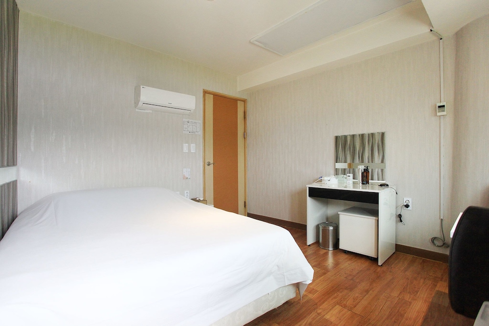 J Hotel 7/45