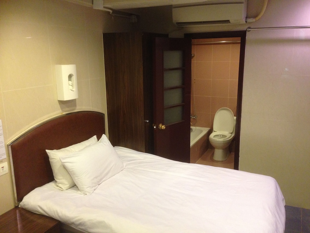 ECONOMY, DOUBLE OR TWIN BED