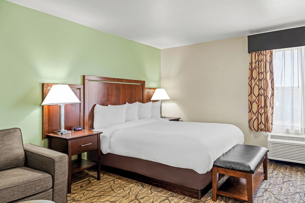 جناح بسرير كوين بمطبخ لذوي الإعاقة، Ledgestone Hotel Vernal 3/5