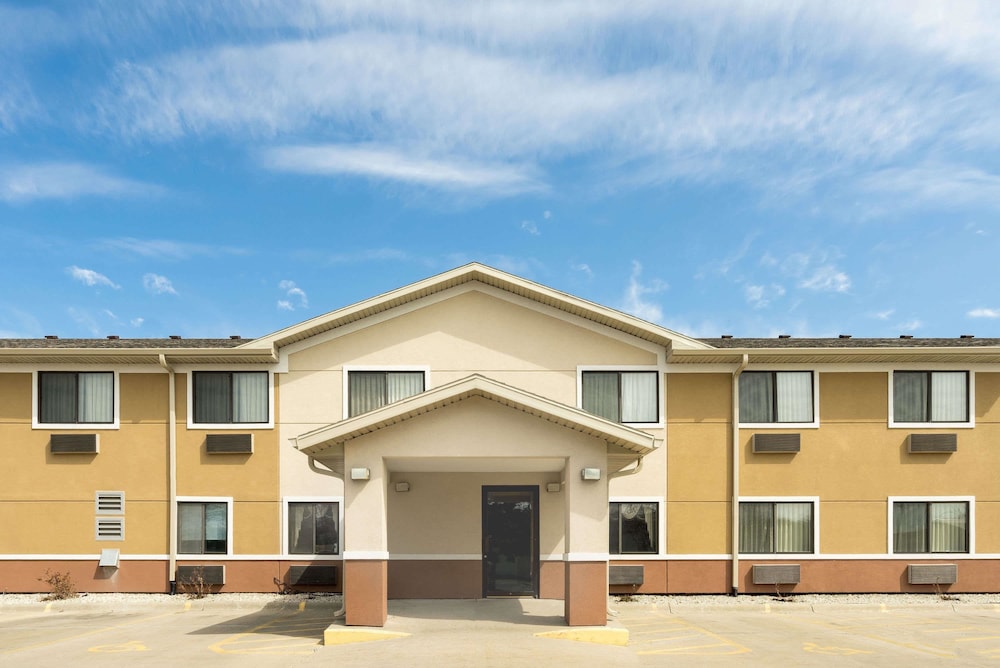Super 8 by Wyndham Fond Du Lac 1/20