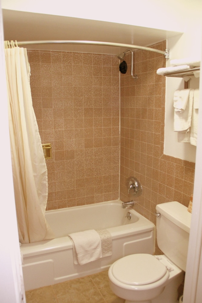 Executive Inn & Suites 12/33