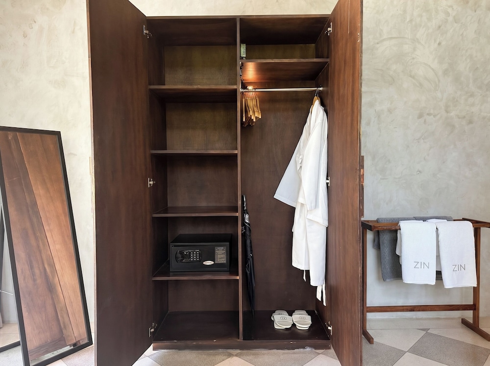 Deluxe, King Bed, Pool Access, Zin Berawa Villas & Bungalows 9/9
