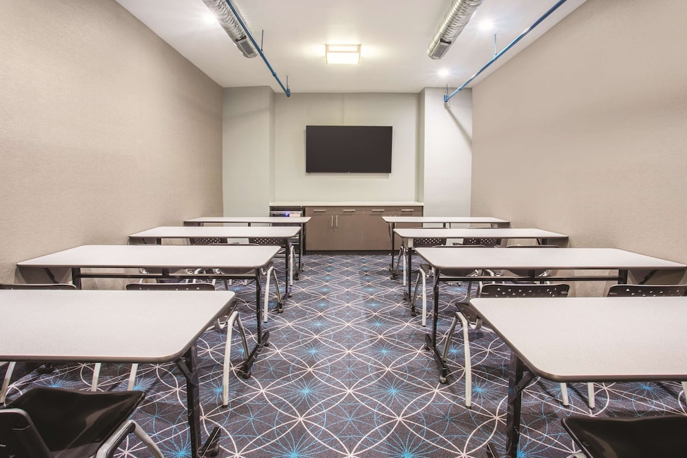 La Quinta Inn & Suites by Wyndham Baltimore Downtown 33/38