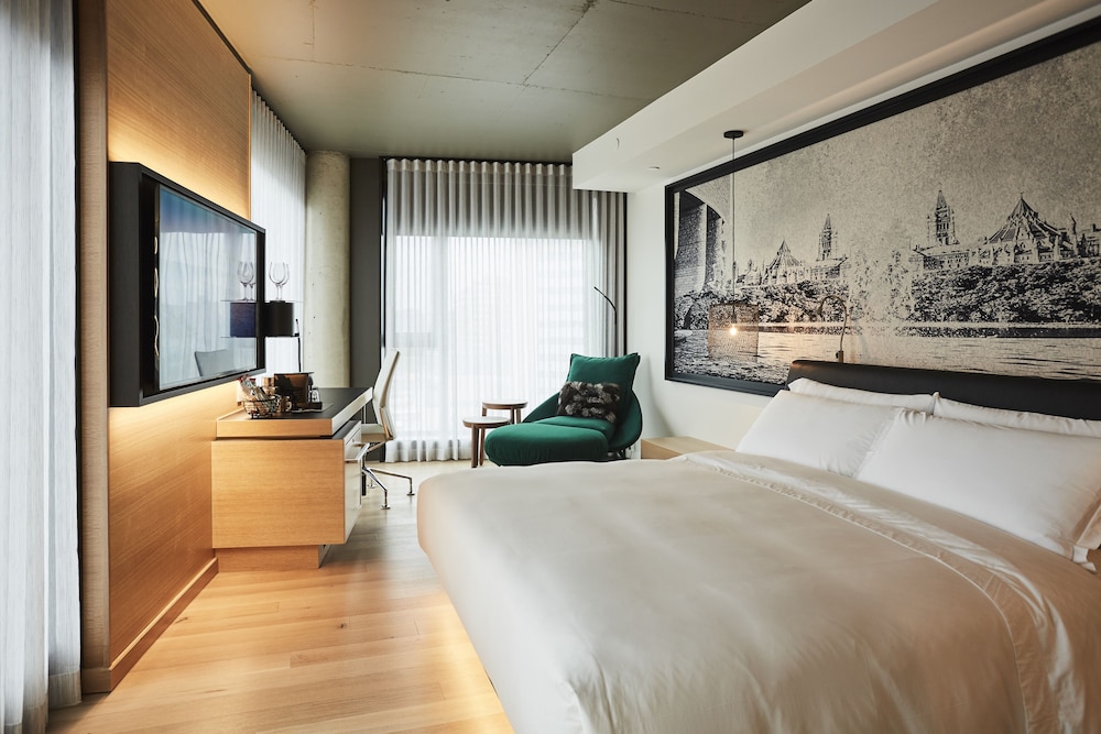 PREMIER, KING BED, CITY VIEW