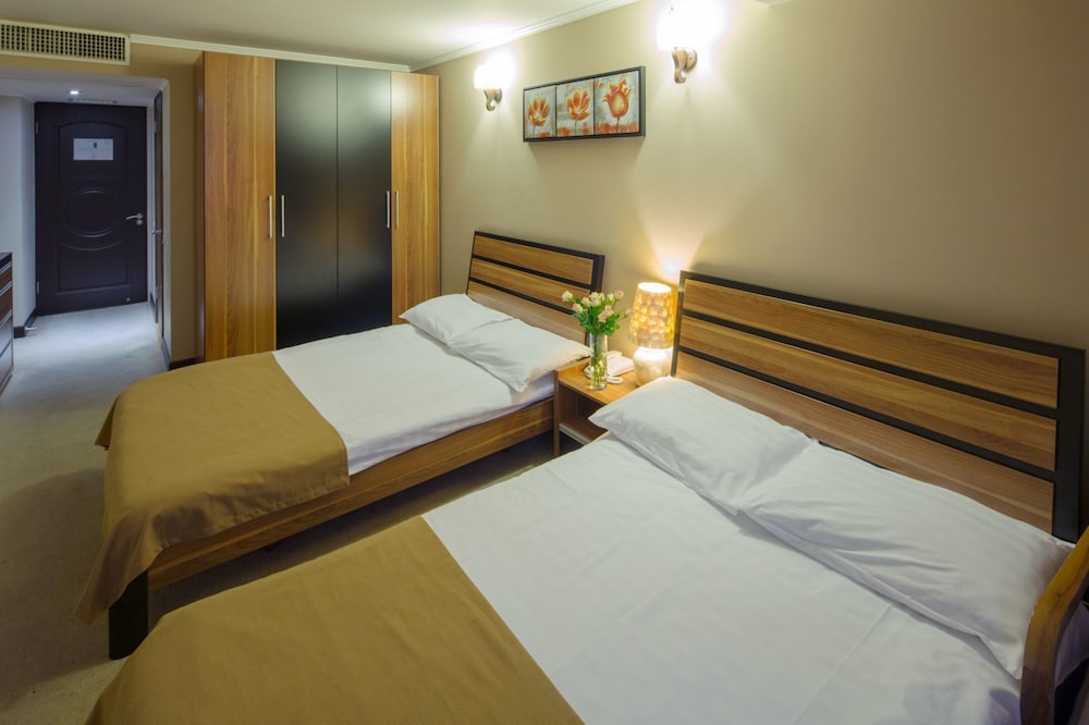 Nairi Hotel 26/68